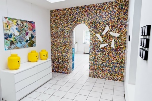 german-creative-studio-npires-room-divider-is-made-from-55000-lego-pieces-1