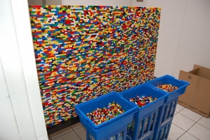 german-creative-studio-npires-room-divider-is-made-from-55000-lego-pieces-2