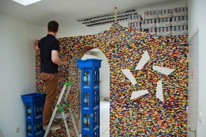 german-creative-studio-npires-room-divider-is-made-from-55000-lego-pieces-4
